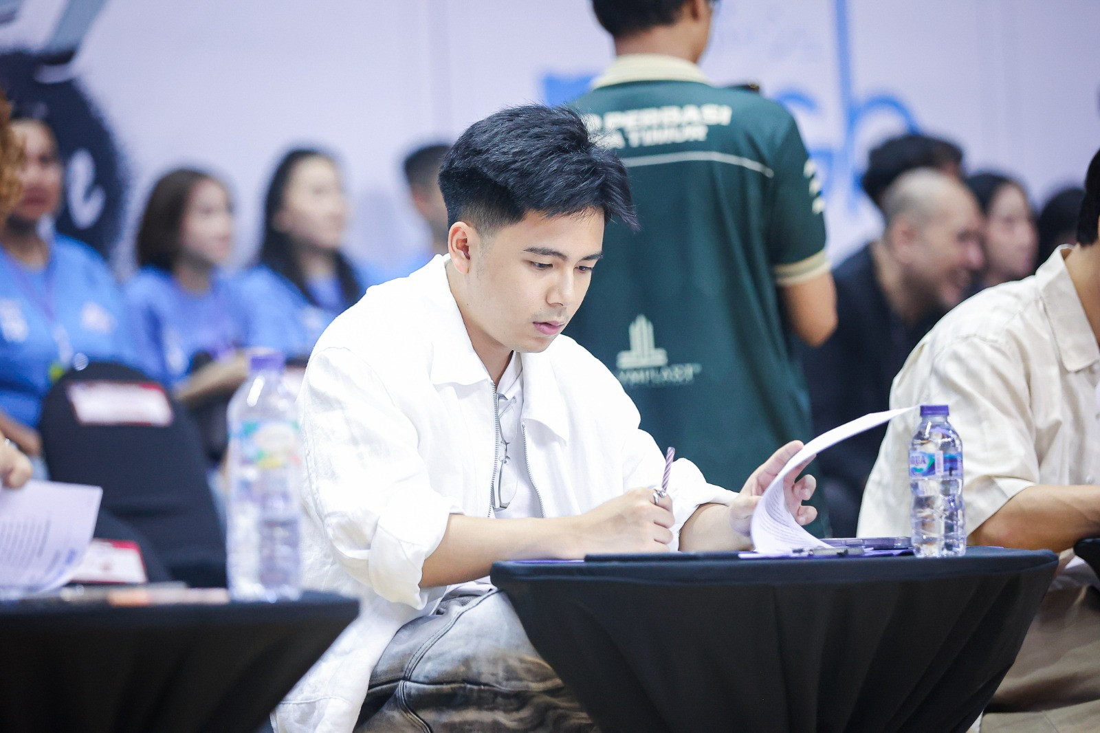Potret Brandon De Angelo saat berikan penilaian di Junior DBL Dance Competition Surabaya 2026
