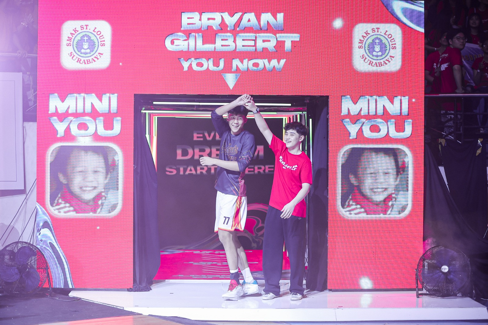 Potret Bryan Gilbert (kiri) dan Max Newton (kanan) bergaya saat pemanggilan pemain di Final Party Honda DBL with Kopi Good Day 2026 East Java-North