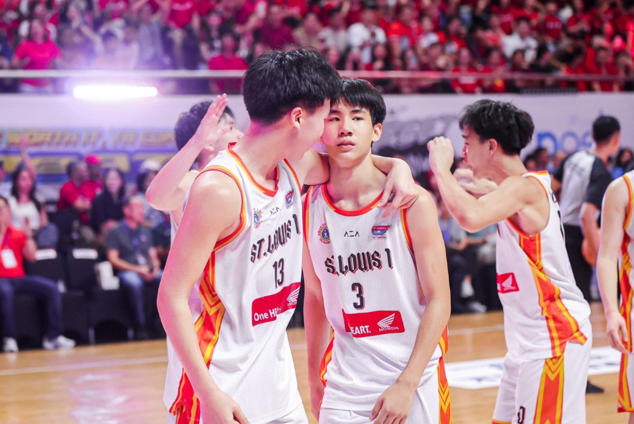 Momen Ian (kiri) yang memeluk sang adik, Matthew, usai resmi menyabet gelar Champion Honda DBL with Kopi Good Day 2026 East Java-North