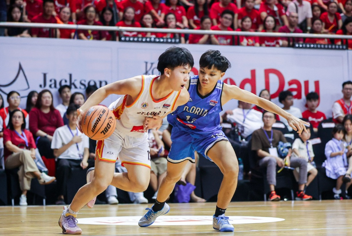 Aksi Ian (pemain Sinlui bernomor jersey 13 dari Sinlui) di Final Party Honda DBL with Kopi Good Day 2026 East Java-North