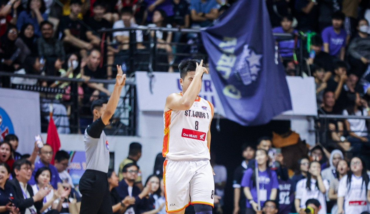 Selebrasi Justins saat berhasil ceploskan tembakan tiga poin di Final Party Honda DBL with Kopi Good Day 2026 East Java-North