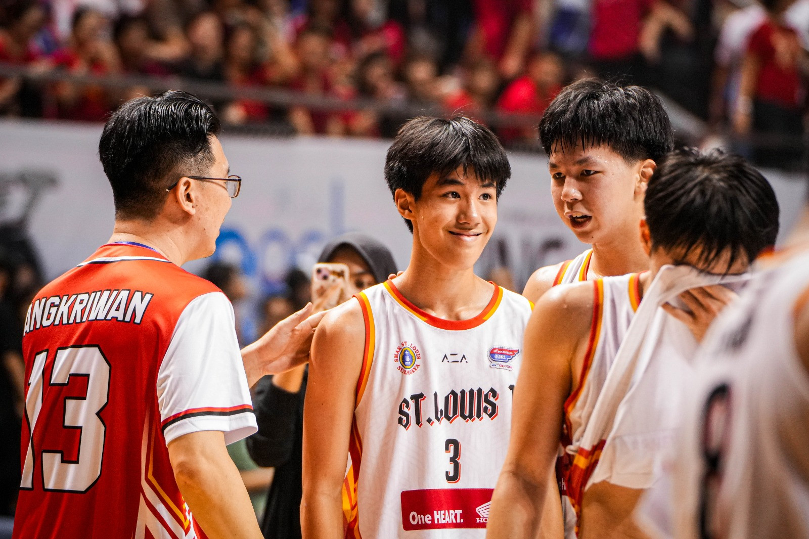 Potret Papa Charly (pojok kiri) hampiri kedua anaknya usai dinobatkan sebagai Champion Honda DBL with Kopi Good Day 2026 East Java-North