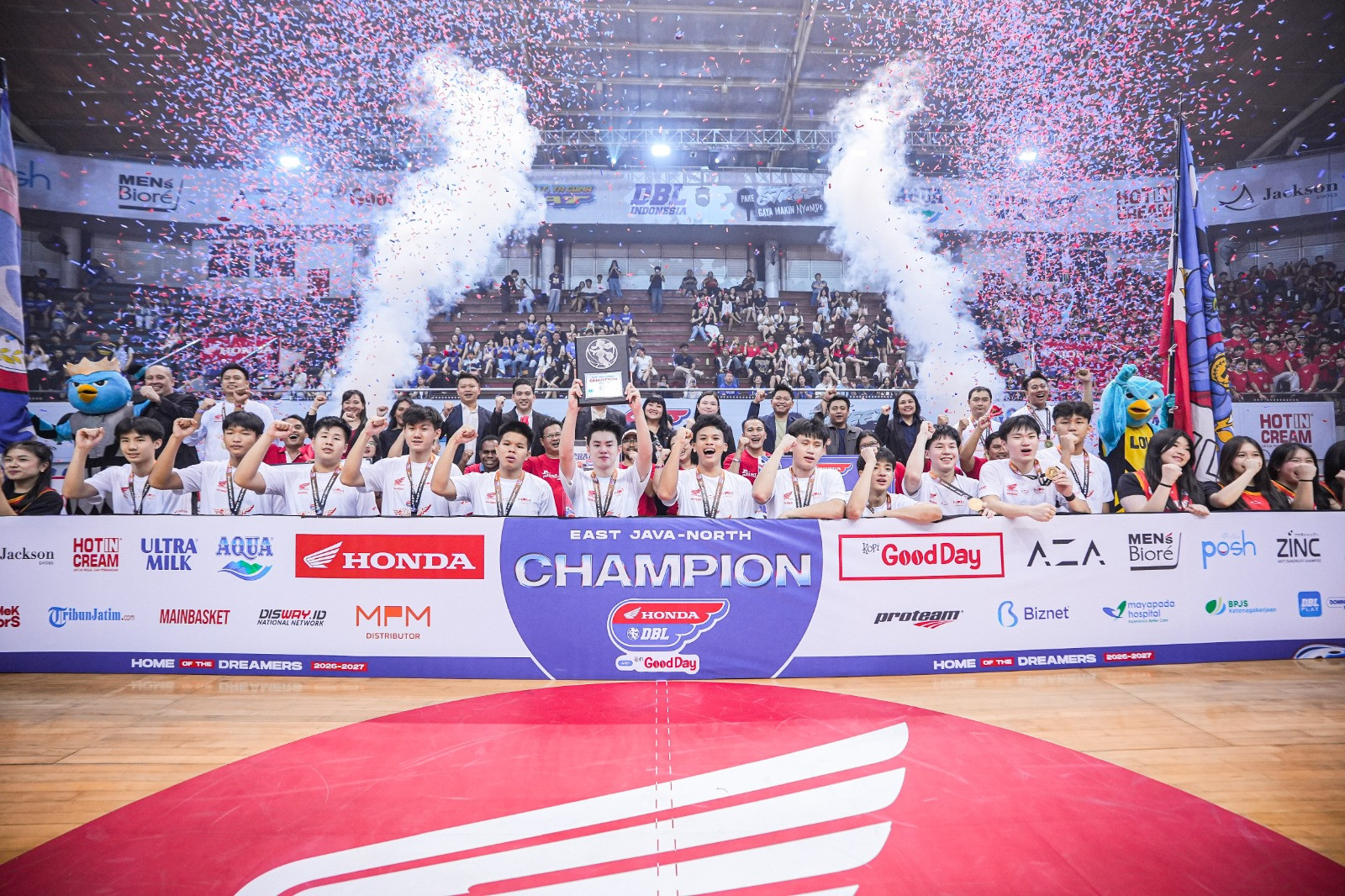 Putra Sinlui abadikan momen usai resmi menyabet gelar Champion di Honda DBL with Kopi Good Day 2026 East Java-North
