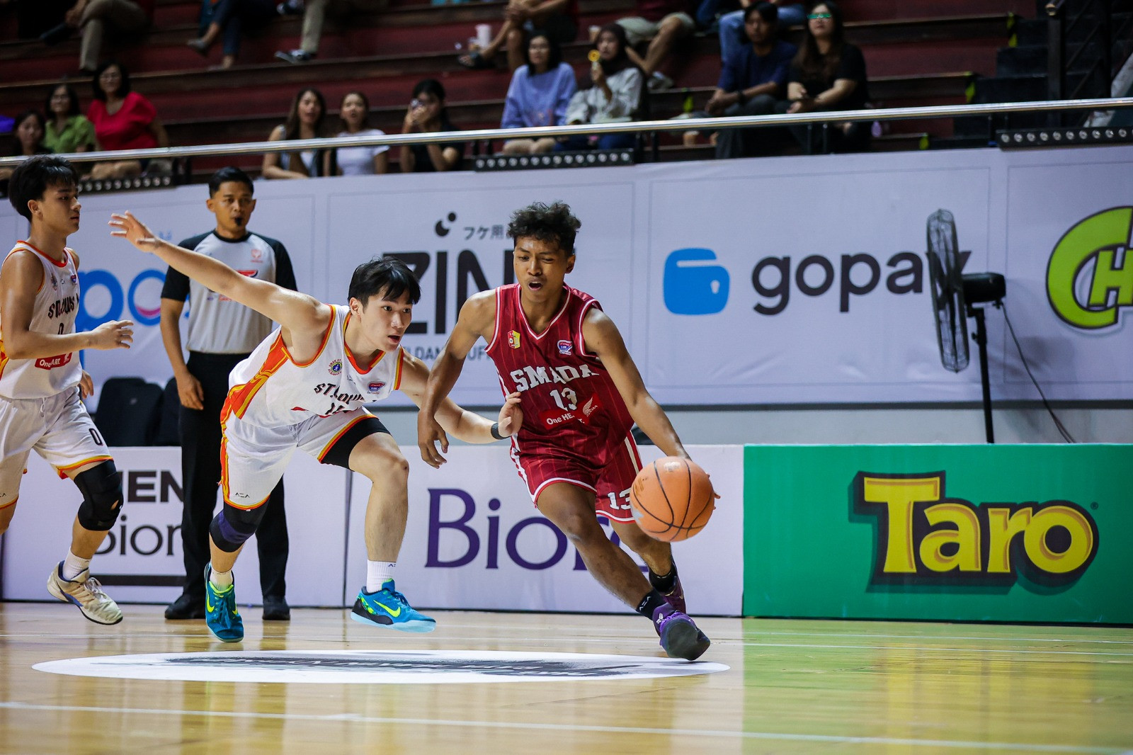 Aksi Laurentius Aryo, pemain nomor 13 dari SMAN 2 Madiun, saat berlaga di Honda DBL with Kopi Good Day 2026 East Java Championship