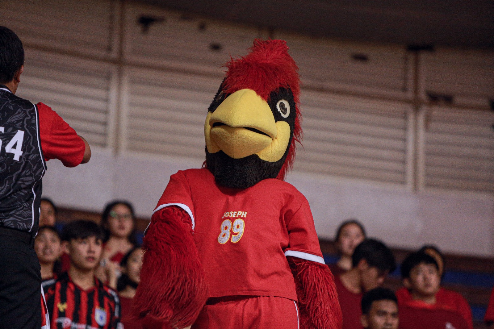 Joseph, maskot Kosayu, turut hadir untuk dukung perjuangan putri Kosayu di Honda DBL with Kopi Good Day 2026 East Java Championship