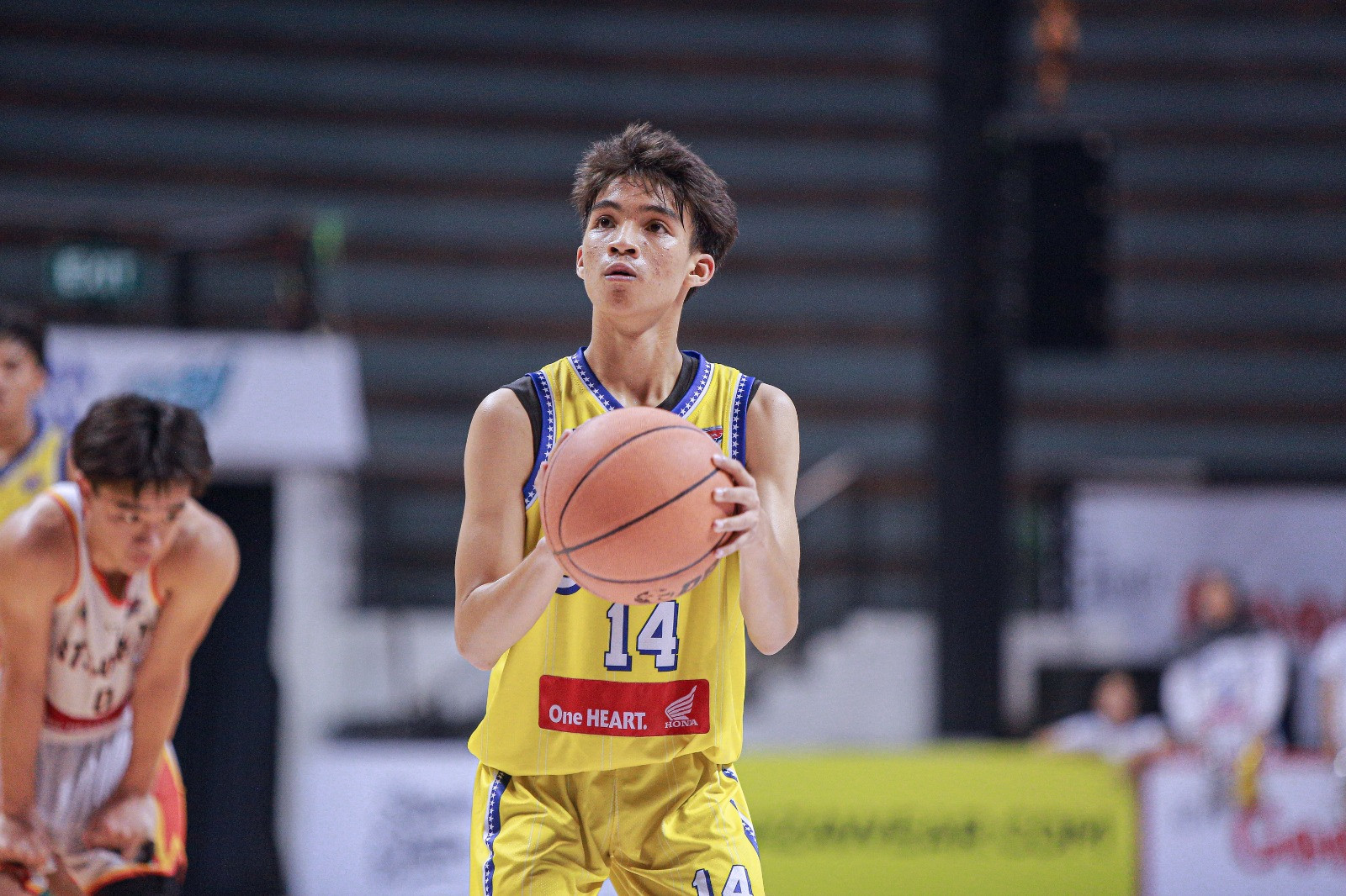 Momen Romeo Benzevansyah saat melepaskan tembakan bebas dalam laga Honda DBL with Kopi Good Day 2026 East Java Championship.