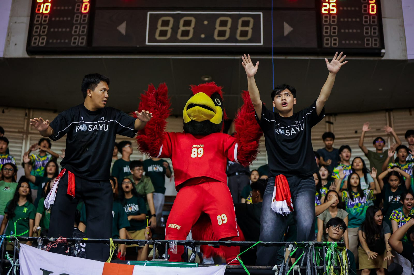 Yohan (kiri), Joseph (tengah), dan Clif (kanan) saat memimpin Hua Ind Mania di Honda DBL with Kopi Good Day 2026 East Java Championship