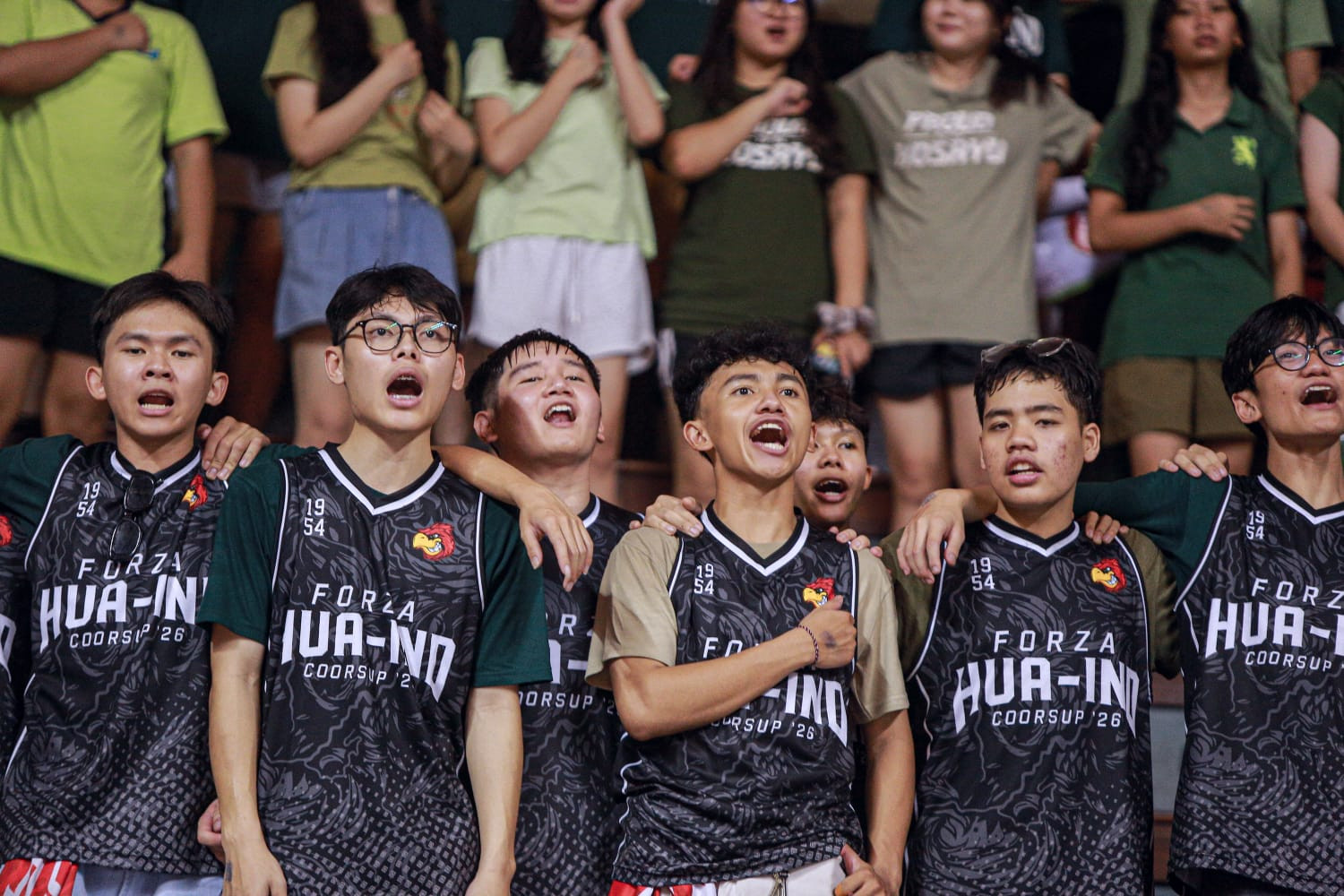 Potret anak-anak Hua Ind Mania saat nyanyikan chant untuk mendukung putri Kosayu di Honda DBL with Kopi Good Day 2026 East Java Championship