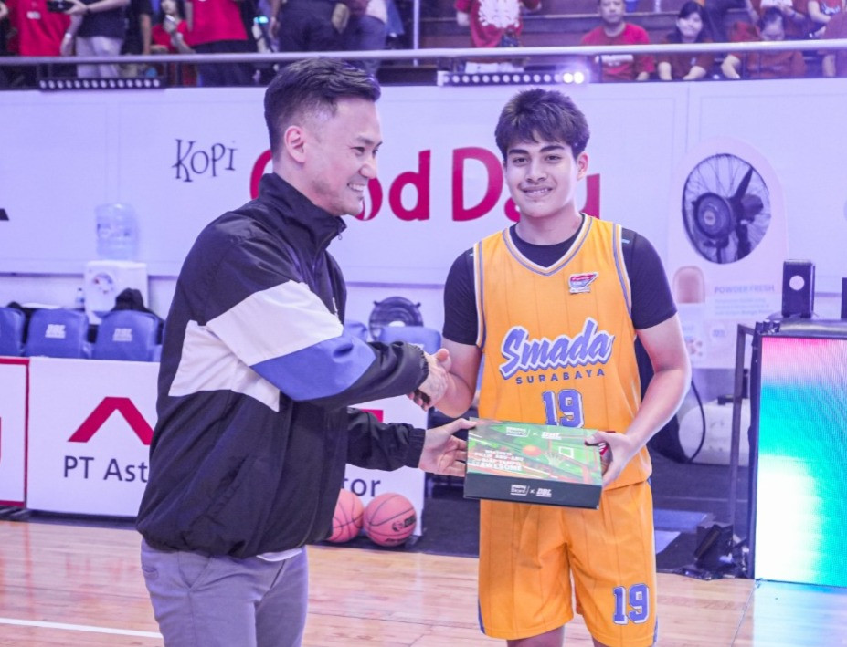 Momen Abrisam Omar A saat menerima awarding Most Awesome Player DBL East Java-North 2026
