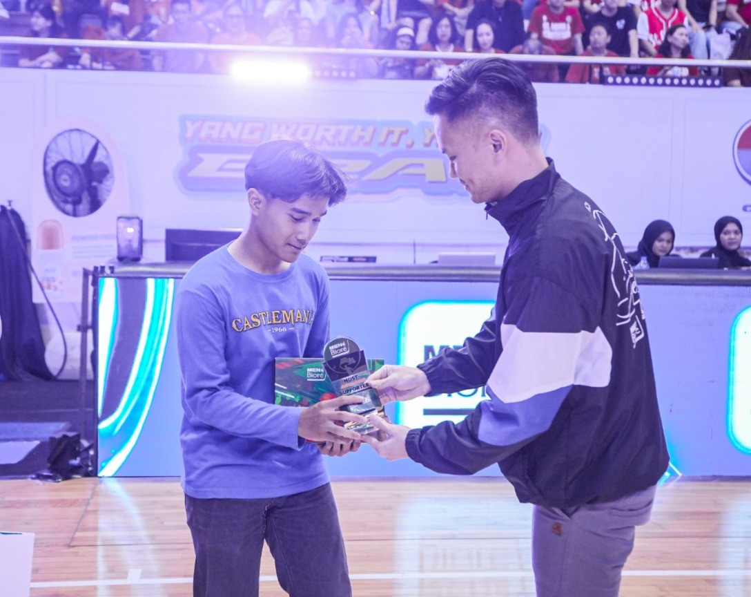 Potret Lintang Aldryan saat menerima penghargaan Most Awesome Supporter DBL East Java-North 2026
