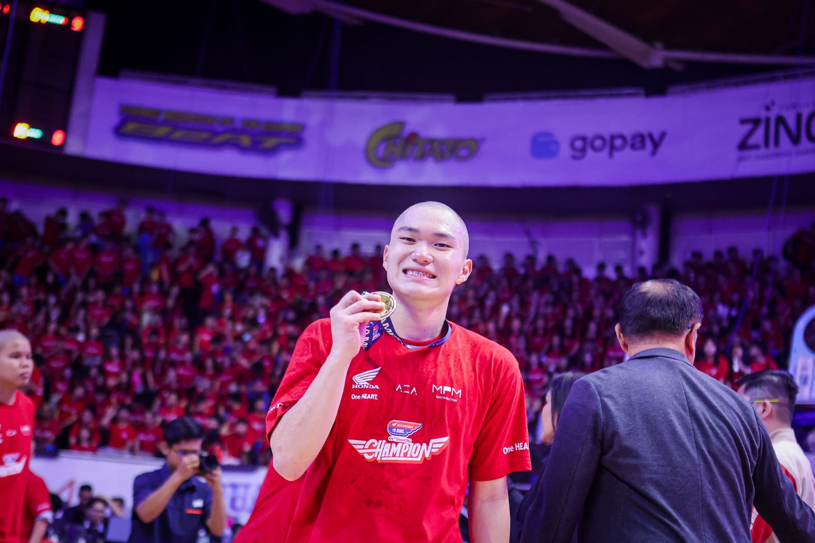 Sinclaire memamerkan medalinya usai menyabet predikat juara Honda DBL with Kopi Good Day 2026 East Java