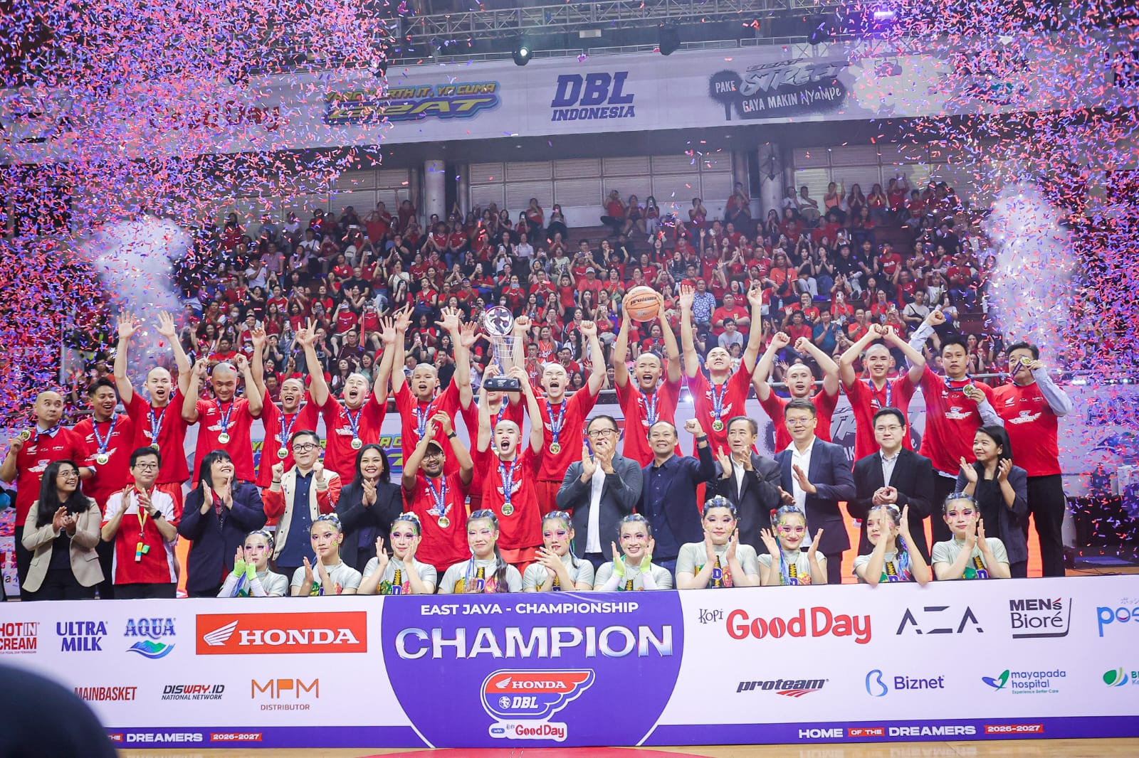 Momen awarding putra Sinlui usai mendapatkan gelar juara Honda DBL with Kopi Good Day 2026 East Java