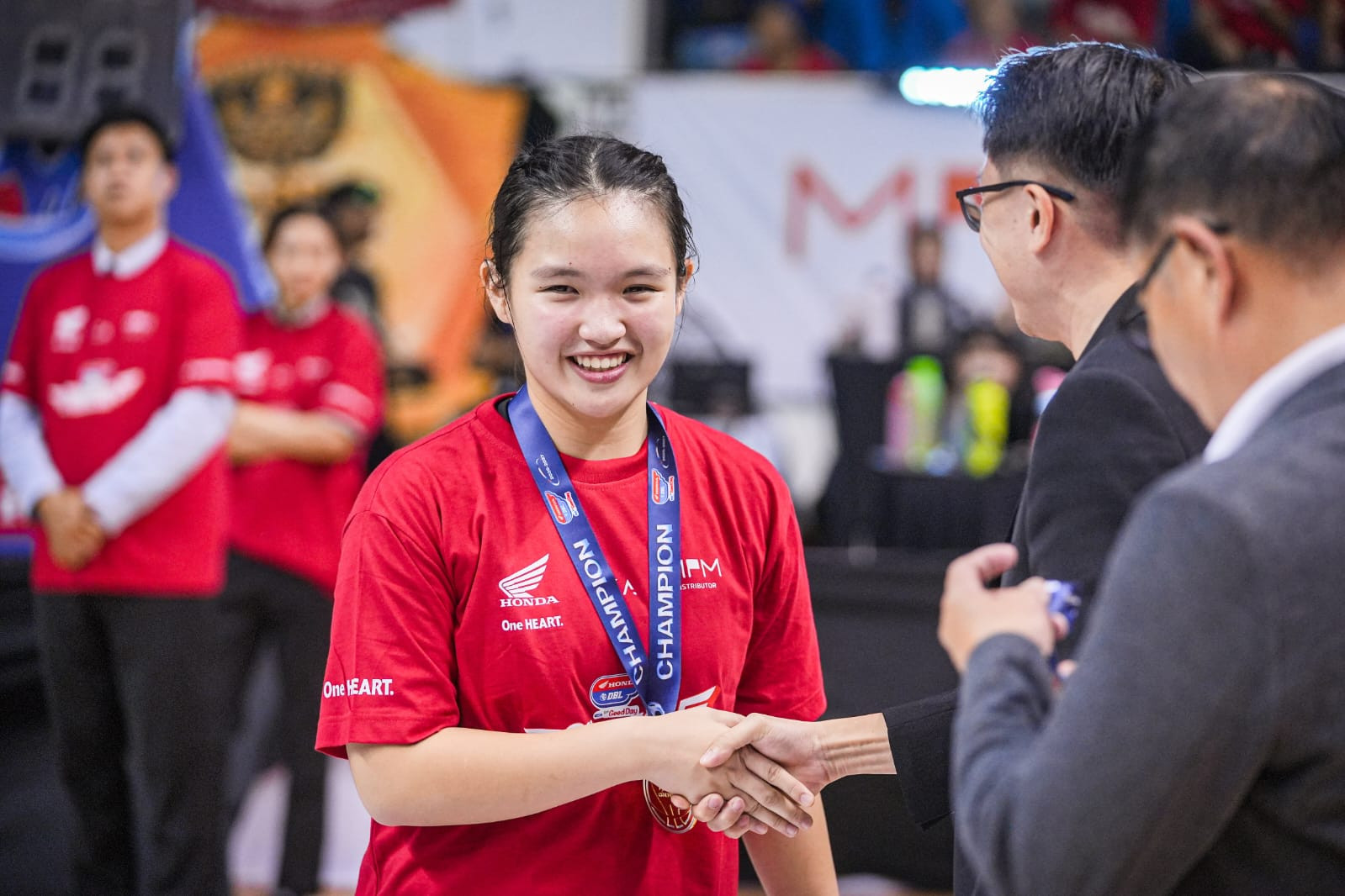Potret Bella usai dikalungkan medali juara Honda DBL with Kopi Good Day 2026 East Java