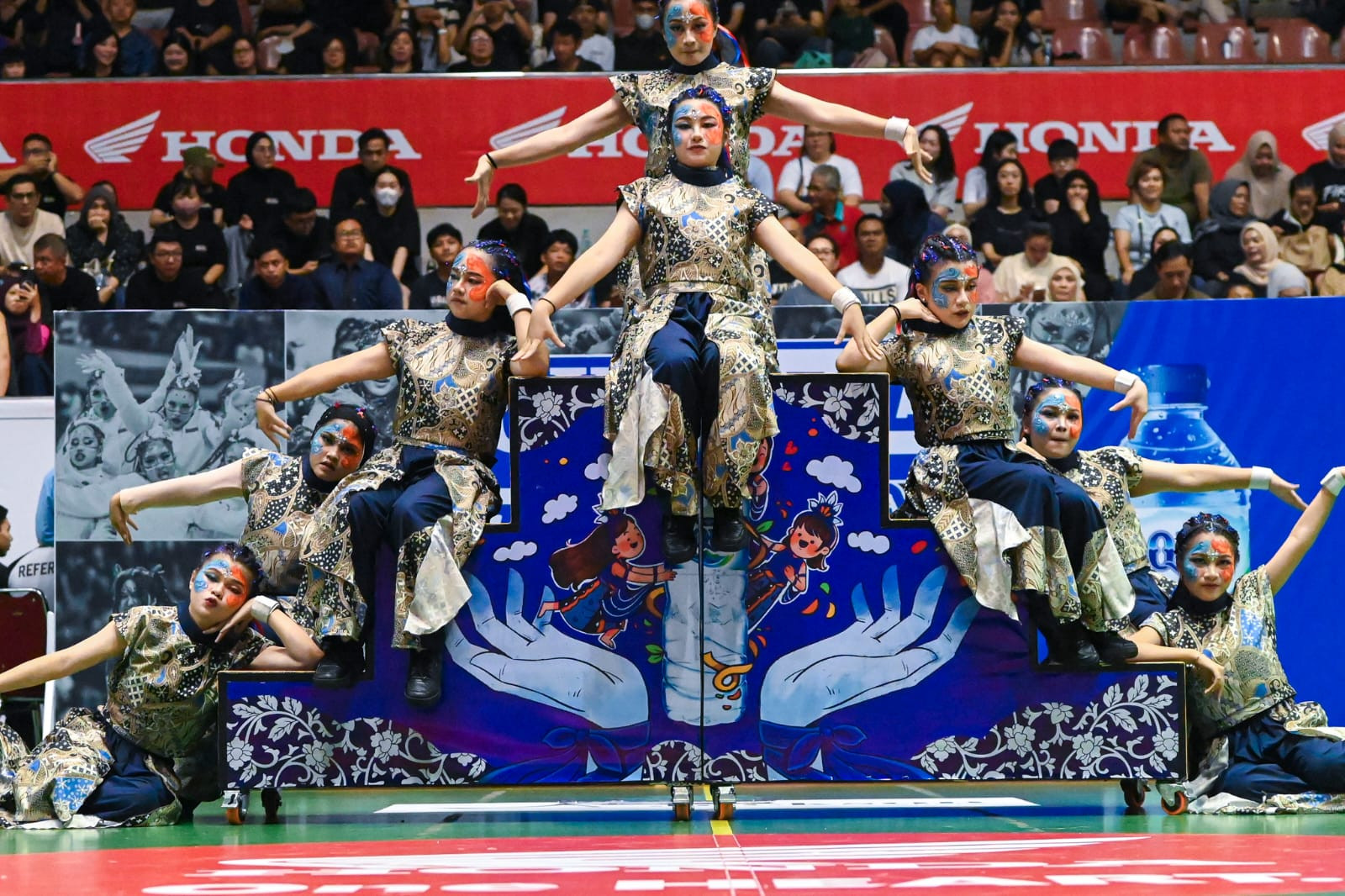 Penampilan G-Stellars di panggung AQUA DBL Dance 2026 Riau