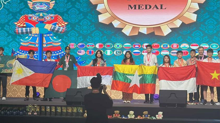 Joanka (nomor lima dari kiri yang memegang bendera Indonesia) saat menerima penghargaan khusus dari National Research Council of Thailand di ajang World Young Inventors Exhibition (WYIE) 2026 (Foto: dokumentasi pribadi Joanka Andressa Wu)