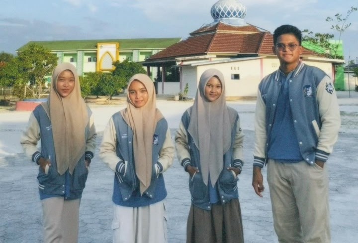 Adnan (pojok kanan) mengabadikan momen bersama tim inti OSIS MAN 3 Pekanbaru