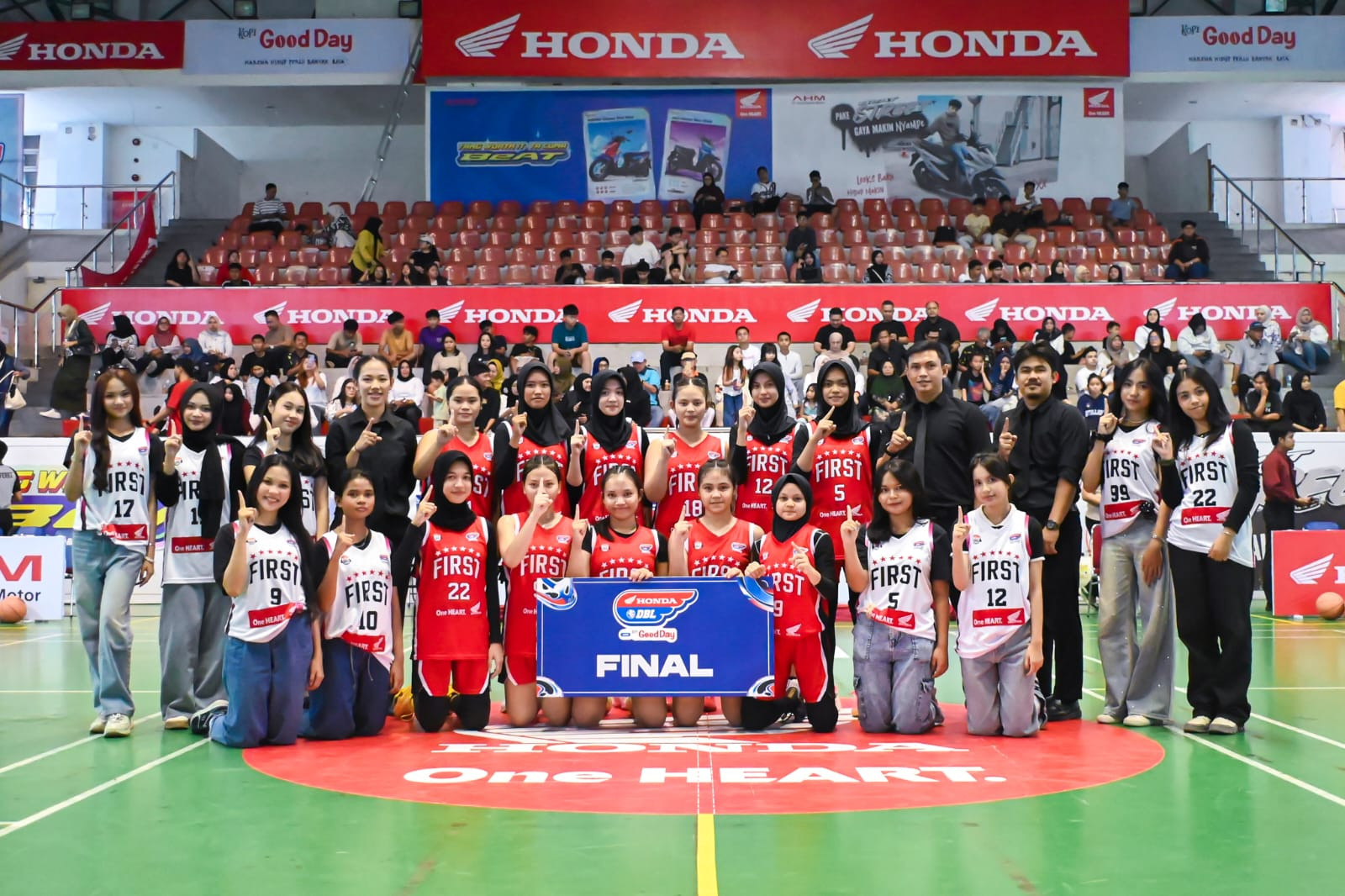 Potret putri Smansa PKU abadikan momen bersama usai melaju ke Final Party Honda DBL with Kopi Good Day 2026 Riau